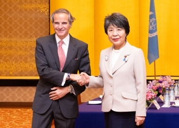 Foreign Minister Kamikawa shaking hands with IAEA Director General Grossi