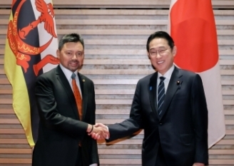 Prime Minister Kishida Shakes Hands with Prince Billah of Brunei