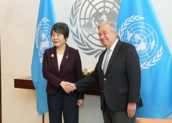 Foreign Minister Kamikawa shaking hands with Mr. Guterres, Secretary-General of the United Nations