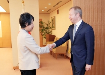 Foreign Minister KAMIKAWA Shaking Hands with H.E. Mr. KOOPMANS, EU Special Representative for the Middle East Peace Process