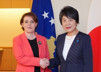 Minister Kamikawa shaking hands with Minister Gërvalla