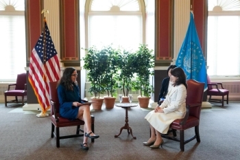 Mrs. Kishida exchanging views