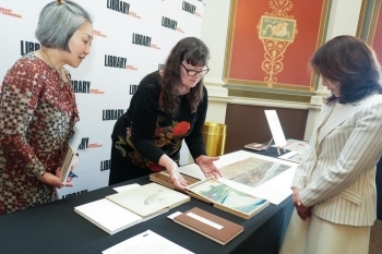 Mrs. Kishida viewed materials related to Japan
