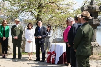 (Photo) Prime Minister Kishida’s Attendance at a Cherry Tree Sapling Presentation Ceremony