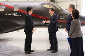 Prime Minister Kishida having a tour of the production facility