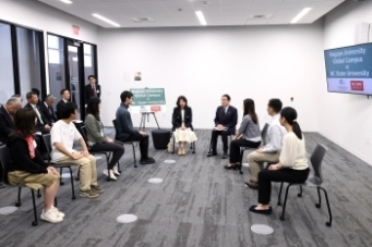 Prime Minister Kishida exchanging views with Japanese students