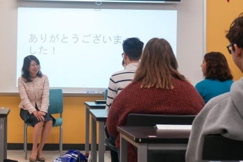 Mrs. KISHIDA interacted with the high school students studying Japanese