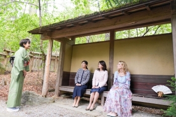 Mrs. Kishida visited the Japanese Garden