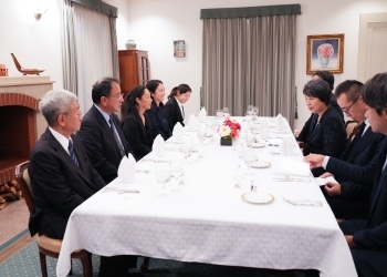 Minister Kamikawa then exchanged views with the participants