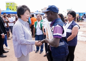 Minister Kamikawa shaking hands with an UNFPA staff