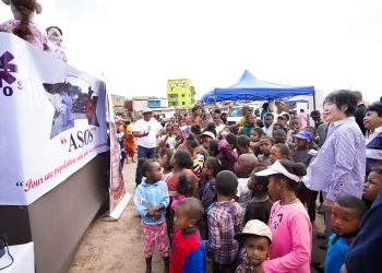 Minister Kamikawa staying with the children