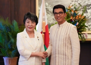 Minister Kamikawa shaking hands with President Rajoelina