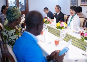 Foreign Minister Kamikawa speaks in front of Côte d'Ivoire's Women leaders at a dinner