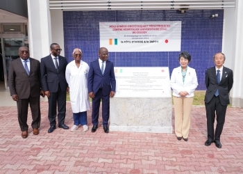 (Photo) Foreign Minister Kamikawa and the Staff of the University Hospital Center of Cocody