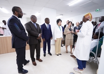 Foreign Minister Kamikawa receiving an explanation from the Staff of the University Hospital Center of Cocody
