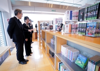 Foreign Minister Kamikawa is visited the library with a large collection of Japanese books and manga translated into French