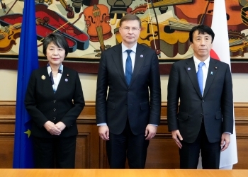 Foreign Minister Ms. KAMIKAWA, Minister of Economy, Trade and Industry Mr. SAITO, and Mr. Valdis Dombrovskis, Executive Vice President of the European Commission for an Economy that Works for People, European Commissioner for Trade, under photo session