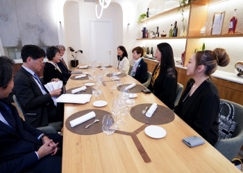 Foreign Minister Ms. KAMIKAWA with Japanese women who are active in France