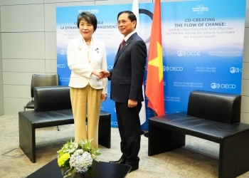 Two ministers shaking hands