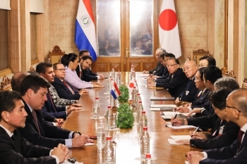Two leaders who have a talk after having a seat at a table