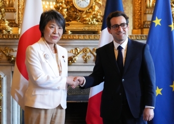 Foreign Minister Ms. KAMIKAWA is shaking hands with Mr. Stéphane SÉJOURNÉ, Minister for Europe and Foreign Affairs of France
