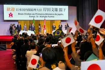Prime Minister Mr. Kishida at the Brazilian Society of Japanese Culture and Social Assistance building with welcoming Nikkei people