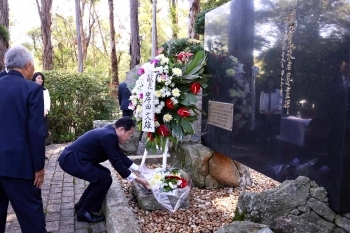 Prime Minister Mr. Kishida is offering prayers and flowers at the Mausoleum of Pioneers of Japanese Immigration