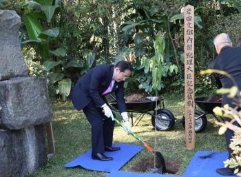 Prime Minister Kishida planted a commemorative cherry tree at the Japan Pavilion