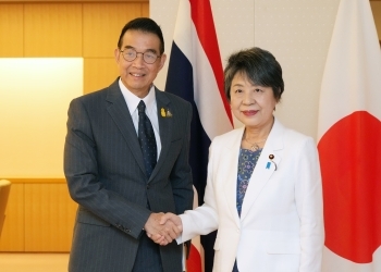 Foreign Minister Kamikawa shaking hands with Foreign Minister Maris of Thailand