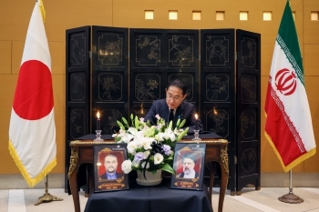 Prime Minister Mr. Kishida is signing to the Condolence Book at the Iranian Embassy