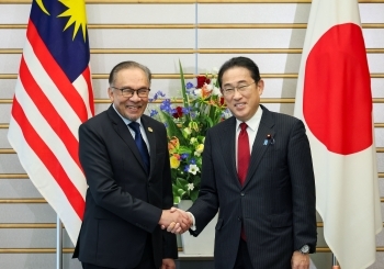 Two ministers shaking hands