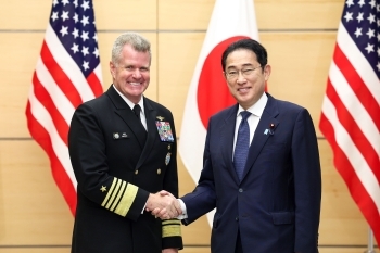 Admiral Paparo and Prime MInister Kishida shaking hands
