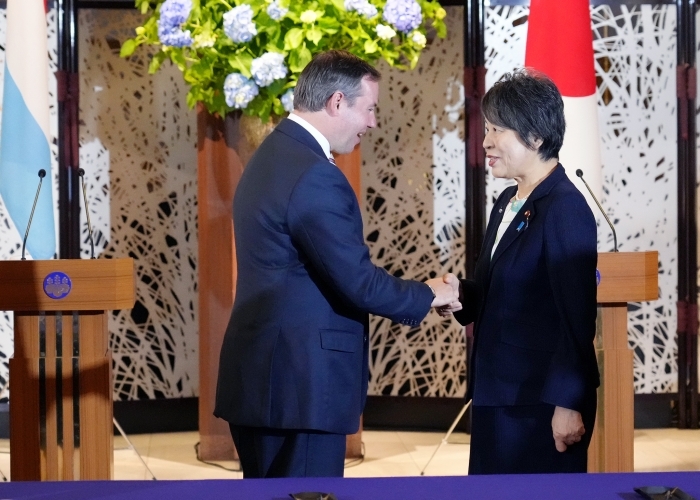 Foreign Minister Kamikawa shaking hands with His Royal Highness Crown Prince Guillaume of Luxembourg