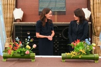 Mrs. Luxon and Mrs. Kishida experienced Ikebana