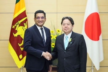Chief Cabinet Secretary Hayashi is shaking hands with Minister Ali Sabry
