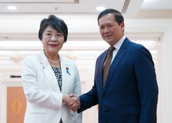 Foreign Minister Kamikawa is shaking hands with Prime Minister HUN Manet