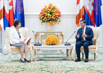 Foreign Minister Kamikawa is talking with Prime Minister HUN Manet