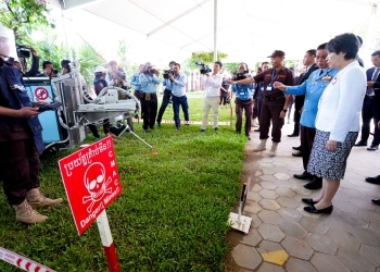 Foreign Minister Ms. KAMIKAWA visits the Cambodian Mine Action Centre (CMAC)