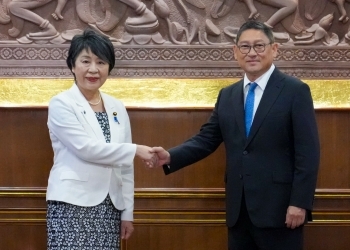 Foreign Minister Ms. KAMIKAWA is shaking hands with Mr. Sok Chenda Sophea, Deputy Prime Minister and Minister of Foreign Affairs and International Cooperation of Cambodia