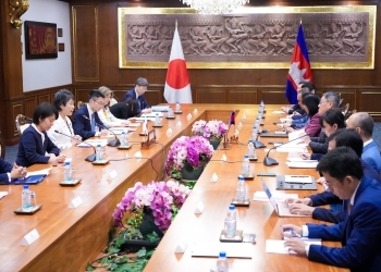 Foreign Minister Ms. KAMIKAWA is talking with Mr. Sok Chenda Sophea, Deputy Prime Minister and Minister of Foreign Affairs and International Cooperation of Cambodia