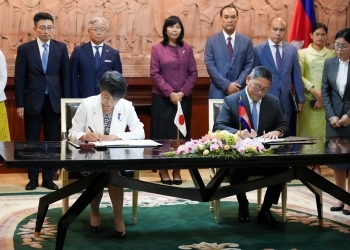 Foreign Minister Ms. KAMIKAWA is signing documents with Mr. Sok Chenda Sophea, Deputy Prime Minister and Minister of Foreign Affairs and International Cooperation of Cambodia