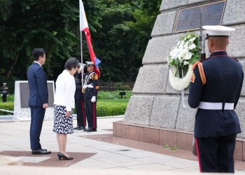 Minister Kamikawa offers flowers at Rizal Park.