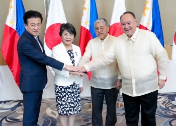 Japan-Philippines Foreign Ministers and Defense Ministers Joining Hands and Uniting