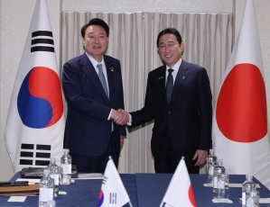 Prime Mnister KISHIDA shaking hands with President YOON of the ROK