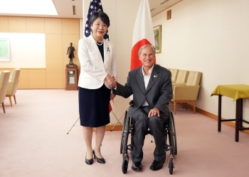 Minister Kamikawa shaking hands with Governor Abbott