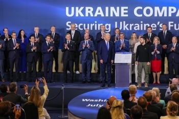 Attendees applaud at the ceremony of issuing the Ukraine Compact