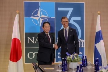 Prime Minister Kishida shaking hands with President Stubb