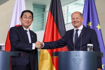 Prime Minister Kishida shaking hands with the Federal Chacellor Scholz