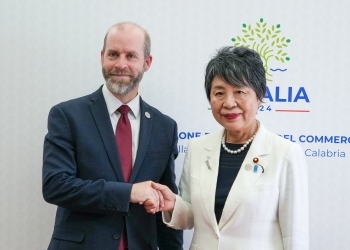 Foreign Minister kAMIKAWA shaking Hands with the Rt Hon REYNOLDS, Secretary of State for Business and Trade and President of the Board of Trade of the UK