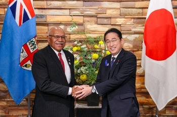 Prime Minister Kishida shaking hands with Prime Minister Rabuka